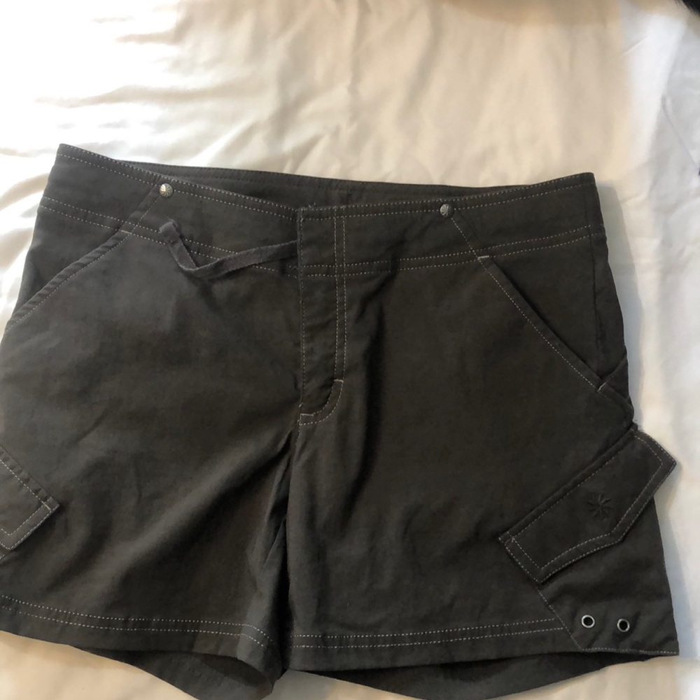 Athleta women’s size 6 shorts six pockets very good condition dark green